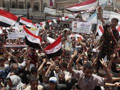 V červnu davy Jemenců slavily v přesvědčení, že Sálih se ze Saúdské Arábie už nevrátí