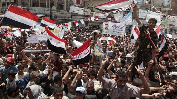 Jemenci oslavují v ulicích odjezd prezidenta.