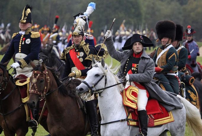 Participants in period costume re-enact the battle of Borodino during anniversary celebrations at the Borodino museum-reserve outside Moscow September 2, 2012. Russian President Vladimir Putin made a rousing call for unity among Russia's diverse ethnic and religious groups on Sunday as he led commemorations of a battle 200 years ago that led to the defeat of Napoleon Bonaparte. REUTERS/Sergei Karpukhin (RUSSIA - Tags: ANNIVERSARY POLITICS CONFLICT) Published: Zář. 2, 2012, 8:33 odp.