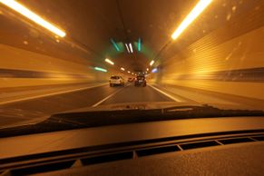Pět let tunelu Blanka: Miliony aut, tisíce pokut, 350 chodců, ale i kachny či liška
