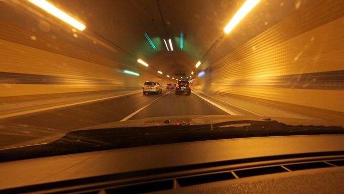 Pět let tunelu Blanka: Miliony aut, tisíce pokut, 350 chodců, ale i kachny či liška