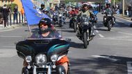 Harleye se projely Prahou, jízdy se účastnilo několik set strojů.