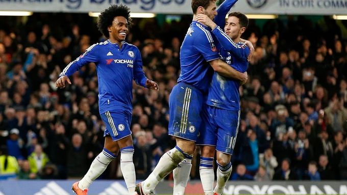 Willian, Ivanovič a Hazard slaví branku Chelsea v FA Cupu