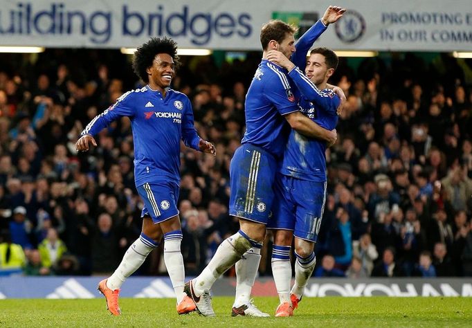 Willian, Ivanovič a Hazard slaví branku Chelsea v FA Cupu