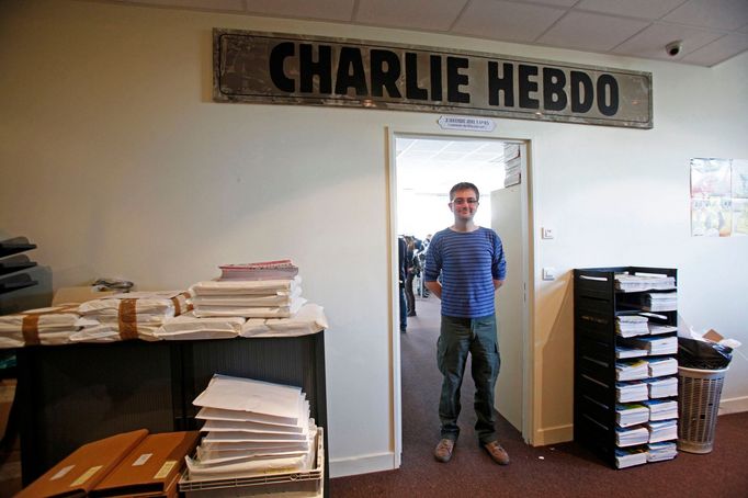 Francouzský kreslíř a šéf redakce Charb v redakci týdeníku Charlie Hebdo.