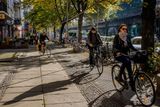 K berlínskému stylu patří kola. Ta jsou v německé metropoli stejně doma jako třeba v Amsterdamu a cyklisté tu mají královské podmínky v podobě husté sítě cyklostezek a vyhrazených pruhů. Pokud si bicykl nepřivezete s sebou, není problém si ho půjčit, třeba přes stále populárnější aplikaci Donkey.