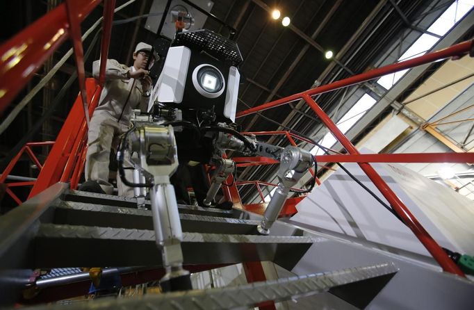 Toshiba Corp's four-legged robot, which the company says is capable of carrying out investigative and recovery work at tsunami-crippled Fukushima Daiichi nuclear power plant, climbs a staircase during a demonstration at Toshiba's Yokohama complex in Yokohama, south of Tokyo, in this November 21, 2012 file photo. Decommissioning Japan's tsunami-devastated Fukushima Daiichi nuclear plant will take decades, require huge injections of human and financial capital and rely on yet-to-be developed technologies. To match Insight JAPAN-FUKUSHIMA/ REUTERS/Yuriko Nakao/Files (JAPAN - Tags: DISASTER SCIENCE TECHNOLOGY ENVIRONMENT BUSINESS POLITICS) Published: Bře. 5, 2013, 10:26 odp.