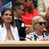 Martina Navrátilová (vpravo) se svojí manželkou Julií Lemigovou na finále Wimbledonu 2023 Vondroušová  -  Džábirová