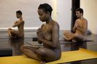 Takhle se cvičí nahá jóga v New Yorku.