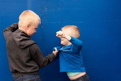 Znásilnění, šikana či vražda. Agrese u dětí neustále stoupá, příčin je víc