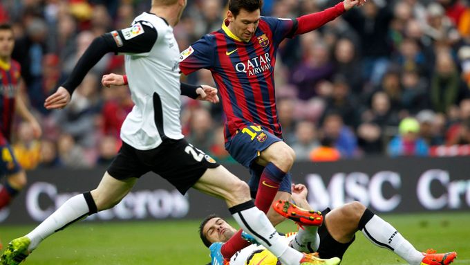 Lionel Messi to měl proti obráncům Valencie těžké.