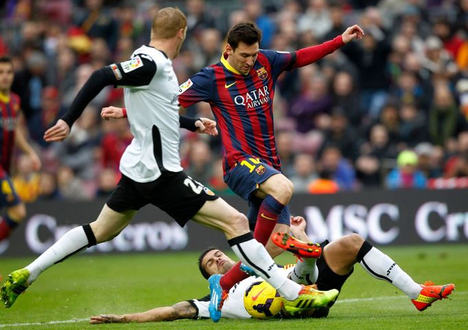 Lionel Messi to měl proti obráncům Valencie těžké.