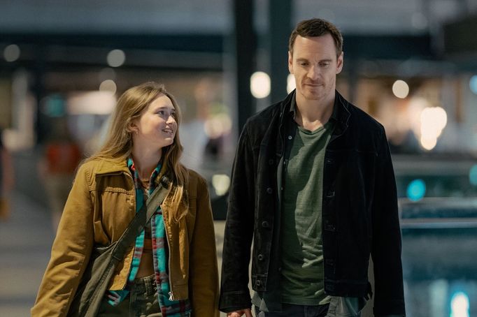 India Fowler v roli Poppy a Michael Fassbender jako Marťan.