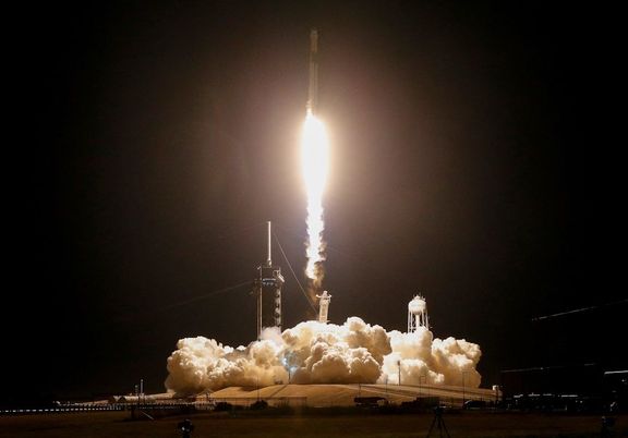 Raketa Falcon 9 startuje z mysu Canaveral k Mezinárodní vesmírné stanici.