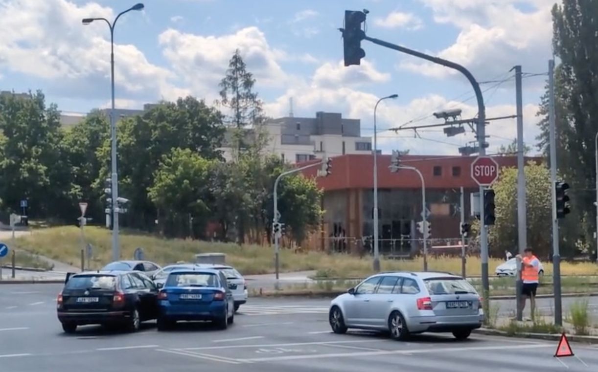V pražských Modřanech se po poledni kvůli nefungujícím semaforům srazila auta