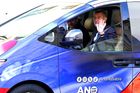 Předseda vítězného hnutí ANO Andrej Babiš přijíždí v neděli 5. října 2025 na Pražský hrad na povolební jednání s prezidentem Pavlem. Dorazil ve své volební dodávce, jako by kampaň ještě neskončila.