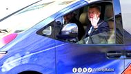 Předseda vítězného hnutí ANO Andrej Babiš přijíždí v neděli 5. října 2025 na Pražský hrad na povolební jednání s prezidentem Pavlem. Dorazil ve své volební dodávce, jako by kampaň ještě neskončila.