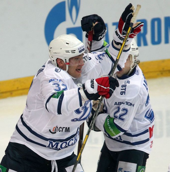 Hokejisté Dynama Moskva Alexandr Ovečkin a Michail Anisin slaví gól v utkání KHL 2012/13 proti Lvu Praha.