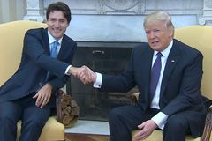 Kanadský premiér Trudeau "přelstil" Trumpa, ustál jeho pověstný stisk ruky