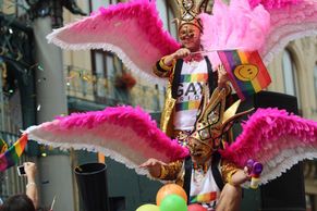 Pochod Prague Pride obrazem: Hudba, alegorické vozy a duhová klenba nad Prahou