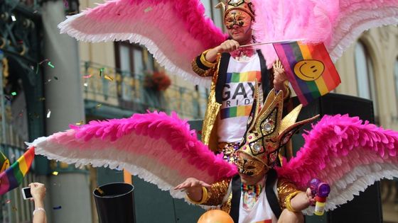 Pochod Prague Pride obrazem: Hudba, alegorické vozy a duhová klenba nad Prahou