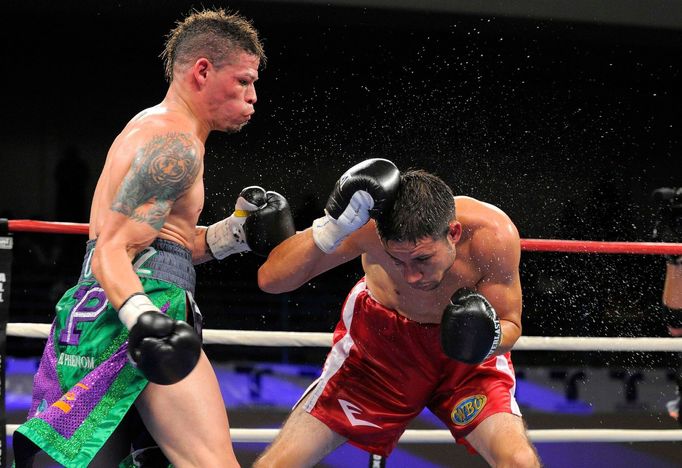 Portorický boxer Orlando Cruz v souboji s Mexičanem Jorge Pazosem během zápasu i mistra světa WBO NABO v muší váze.