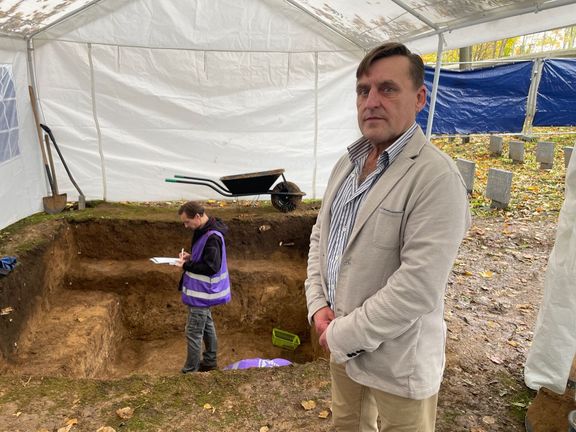 Vilém Sok nad otevřeným hromadným hrobem, kam komunisté podle nových zjištění hodili i ostatky jeho dědečka.