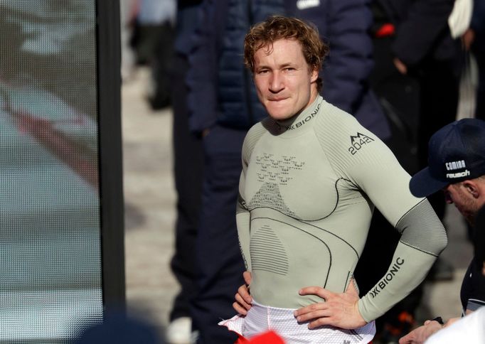 Zklamaný Marco Odermatt v závodě ve sjezdu mužů na MS v Saalbachu 2025