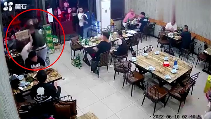 Skupina mužů surově zbila několik žen. Virální video má obrovský globální zásah; Zdroj foto: Reuters