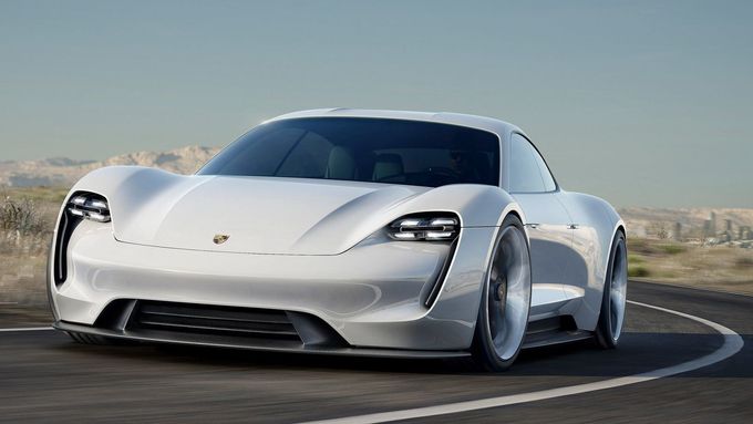 Porsche představilo svůj koncept rychlého elektromobilu v roce 2015. Už příští rok by mělo auto vyjet na silnice.