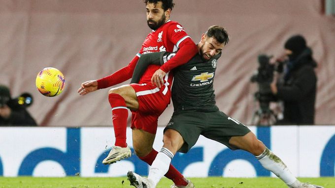 Kanonýr Liverpoolu Mohamed Salah v tvrdém souboji s hvězdou Manchesteru United Brunem Fernandesem