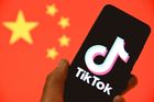 Výzvy k sebevraždě, odesílání dat do Číny. TikTok už zakazují i úřady a firmy v Česku