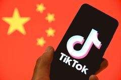 Výzvy k sebevraždě, odesílání dat do Číny. TikTok už zakazují i úřady a firmy v Česku