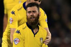 Útočník Leedsu Doukara nesmí za kousnutí soupeře osm zápasů hrát