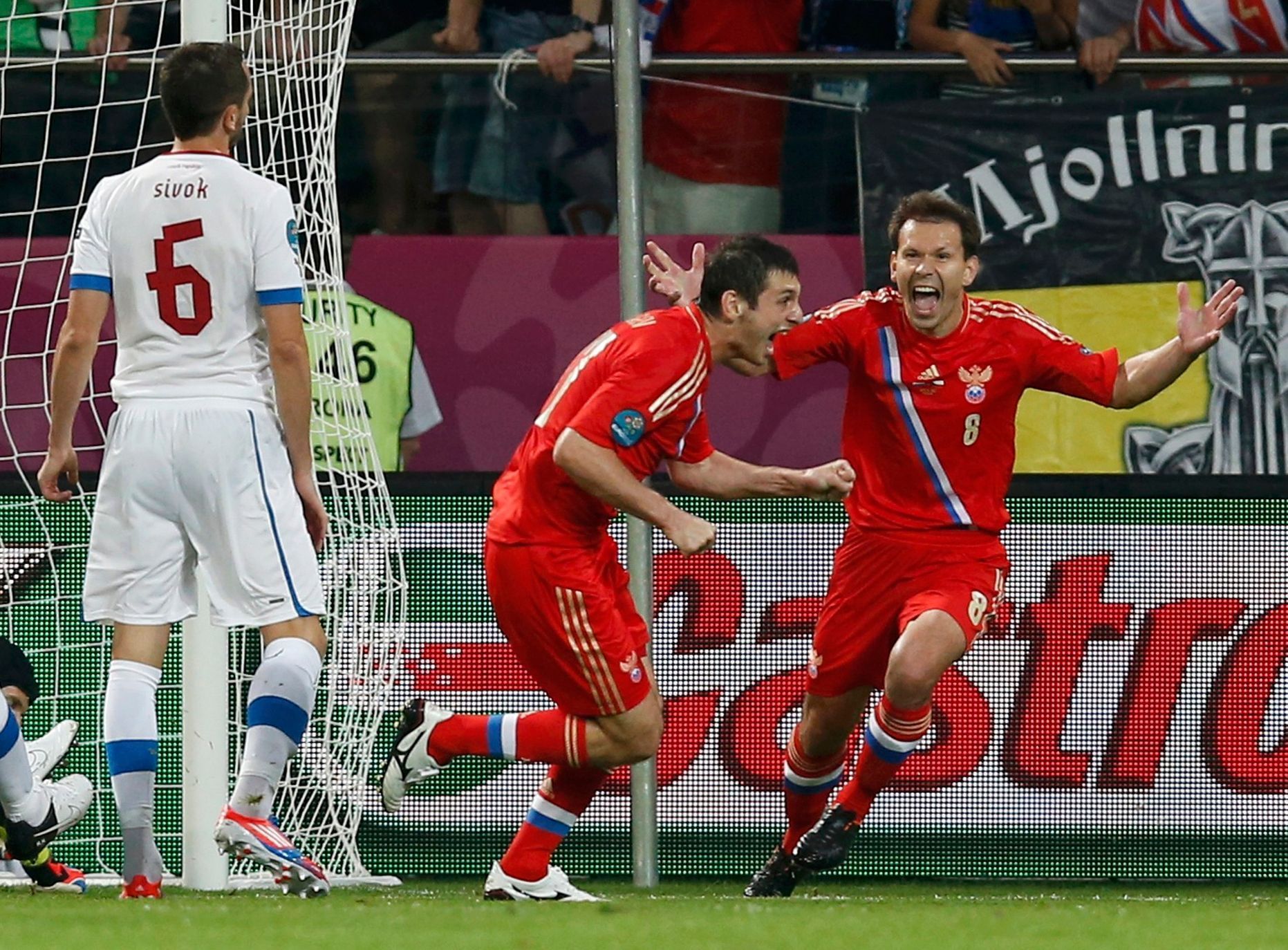 Ruští fotbalisté slaví první branku v českého síti v zápase na Euro 2012