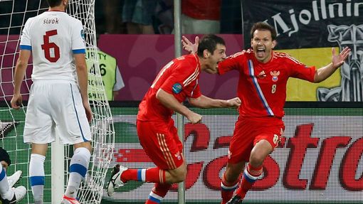 Ruští fotbalisté slaví první branku v českého síti v zápase na Euro 2012