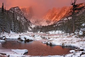 Úchvatné přírodní scenérie Skalnatých hor. Americký národní park slaví výročí