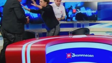 Živější debata než v Česku. Gruzínští politici se polili a porvali v živém přenosu
