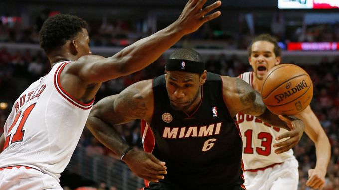 Basketbalista Miami Heat LeBron James se probíjí blokem Chicaga