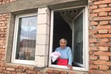 Jednaosmdesátiletá Jarmila Nováková z Mikulčic bydlí u dcery. Domek jí zničilo tornádo.