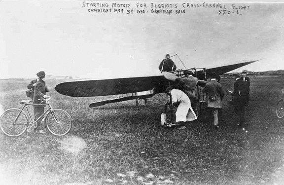 Louis Blériot krátce před startem historického letu, při kterém přeletěl Lamanšský průliv, 25. července 1909.