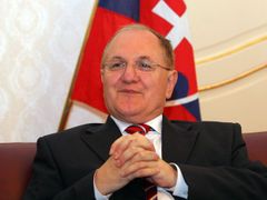 Čaplovič se letos v červenci stal místopředsedou vlády pro vědomostní společnost, evropské záležitosti, lidská práva a menšiny.