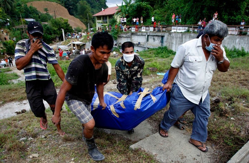 Filipínci po tajfunu kvapem pohřbívají, hrozí epidemie