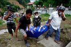 Filipínci po tajfunu spěšně pohřbívají, hrozí epidemie