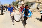 Stovky civilistů prchají z mosulského Starého města. Boje irácké armády s Islámským státem vrcholí