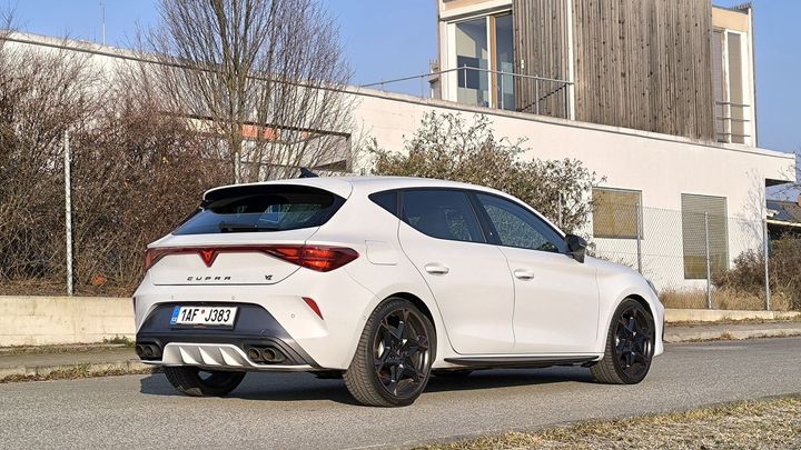 Skoro nikdo by to do ní neřekl. Cupra Leon VZ uhání dvě stě, ani se u toho nezapotí