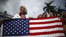 A supporter of U.S. Republican presidential nominee and former Massachusetts Governor Mitt Romney attends a campaign rally in Sarasota, Florida, September 20, 2012. REUTERS/Jim Young (UNITED STATES - Tags: POLITICS ELECTIONS) Published: Zář. 20, 2012, 9:48 odp.