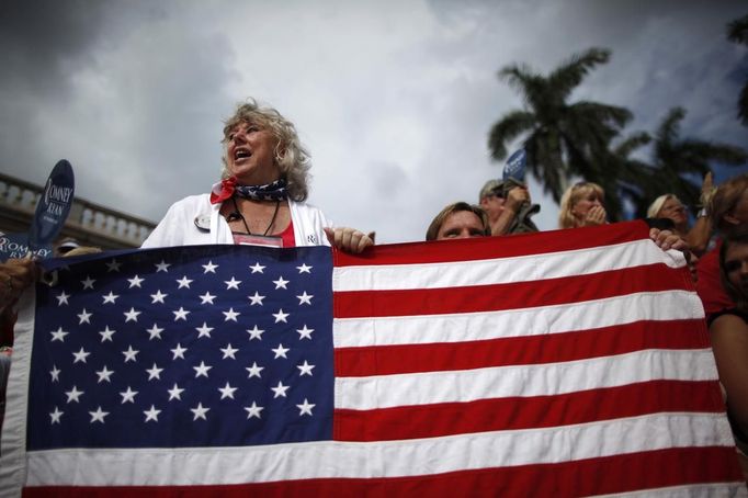 A supporter of U.S. Republican presidential nominee and former Massachusetts Governor Mitt Romney attends a campaign rally in Sarasota, Florida, September 20, 2012. REUTERS/Jim Young (UNITED STATES - Tags: POLITICS ELECTIONS) Published: Zář. 20, 2012, 9:48 odp.