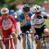 11. etapa Tour de France 2021: Julian Alaphilippe v duhovém dresu táhne skupinku uprchlíků