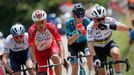 11. etapa Tour de France 2021: Julian Alaphilippe v duhovém dresu táhne skupinku uprchlíků.